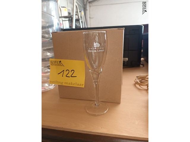 Lot 122 - champagne koelers en glazen - afbeelding 2 van  3