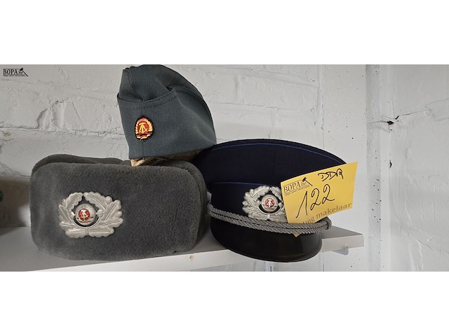 Lot 122 - ddr 2 kepies + 1 schuitje - afbeelding 1 van  4