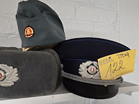 Lot 122 - ddr 2 kepies + 1 schuitje - afbeelding 1 van  4