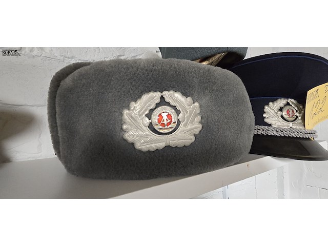 Lot 122 - ddr 2 kepies + 1 schuitje - afbeelding 2 van  4