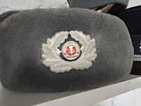 Lot 122 - ddr 2 kepies + 1 schuitje - afbeelding 2 van  4