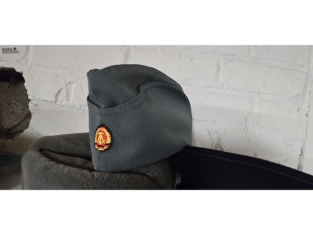 Lot 122 - ddr 2 kepies + 1 schuitje - afbeelding 3 van  4