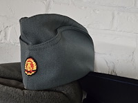 Lot 122 - ddr 2 kepies + 1 schuitje - afbeelding 3 van  4