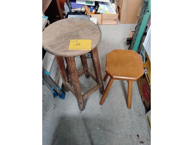 Lot 122 - duo houten krukken - afbeelding 1 van  1