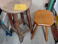 Lot 122 - duo houten krukken - afbeelding 1 van  1