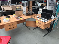 Lot 122 - hoekbureau - afbeelding 1 van  3