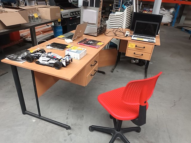 Lot 122 - hoekbureau - afbeelding 2 van  3