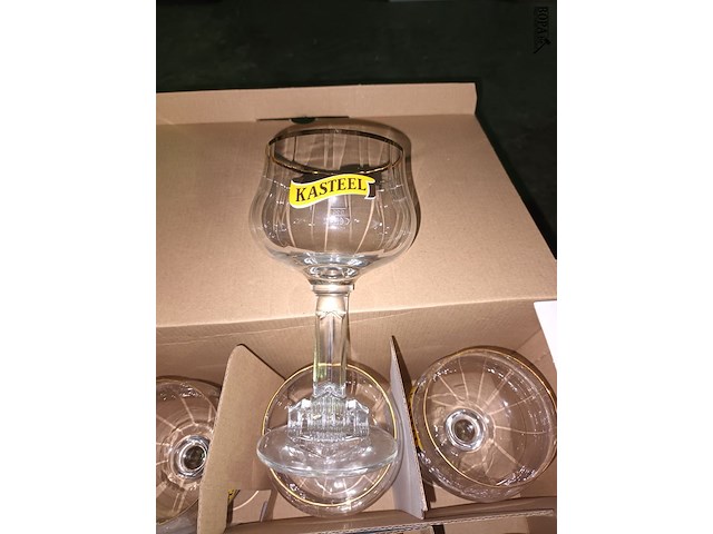 Lot 122 - kasteelbier glazen - afbeelding 1 van  3