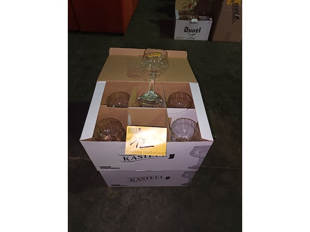 Lot 122 - kasteelbier glazen - afbeelding 2 van  3