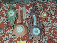 Lot 122 - lot 5 thermometers en barometers - houtwerk - afbeelding 1 van  4