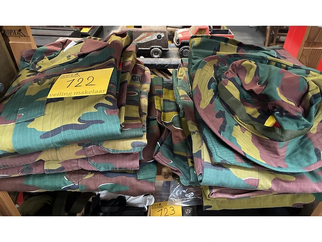 Lot 122 - lot camouflage legerkledij - afbeelding 1 van  6