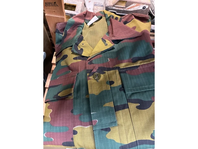 Lot 122 - lot camouflage legerkledij - afbeelding 2 van  6
