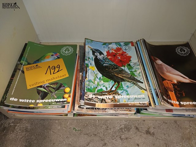 Lot 122 - tijdschriften de witte spreeuwen. 60 stuks - afbeelding 1 van  4