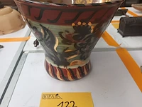 Lot 122 - vaas gesigneerd