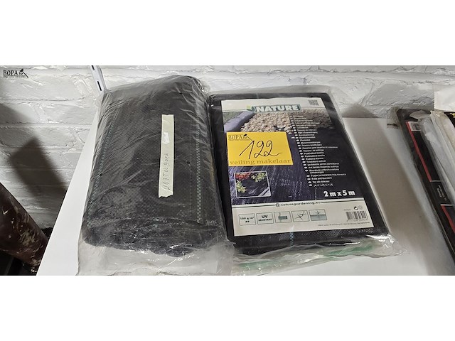 Lot 122 - worteldoek, gronddoek en tomatenhoezen - afbeelding 1 van  4