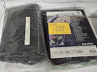 Lot 122 - worteldoek, gronddoek en tomatenhoezen - afbeelding 1 van  4