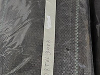 Lot 122 - worteldoek, gronddoek en tomatenhoezen - afbeelding 2 van  4