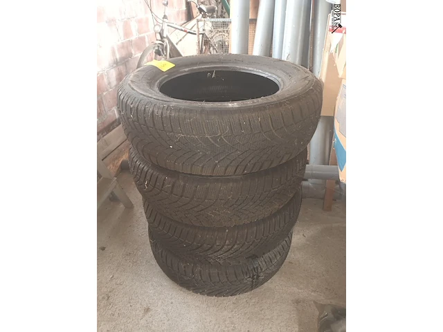 Lot 123 - banden bridgestone. 4 stuks - afbeelding 1 van  5