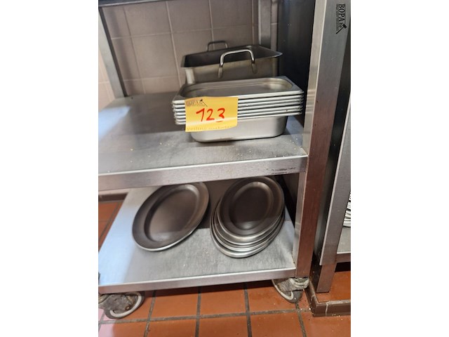 Lot 123 - braadslede, gastronormbakken en plateau’s. 18 stuks - afbeelding 1 van  1
