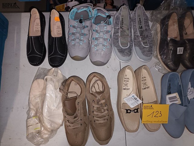Lot 123 - damesschoenen - afbeelding 2 van  4