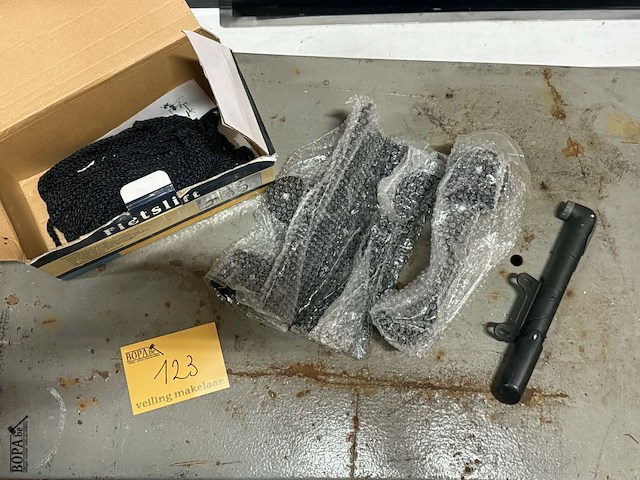 Lot 123 - fietslift nieuw en pomp - afbeelding 1 van  3