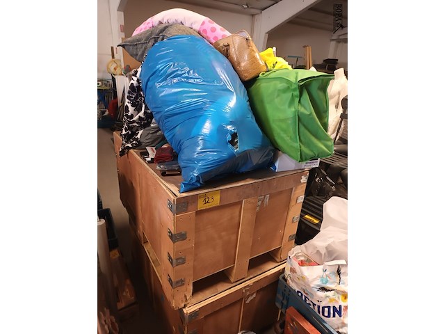 Lot 123 - groot lot kledij en linnen - afbeelding 1 van  2