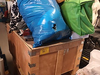 Lot 123 - groot lot kledij en linnen - afbeelding 1 van  2