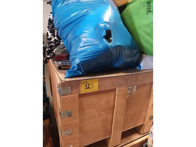 Lot 123 - groot lot kledij en linnen - afbeelding 2 van  2