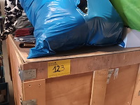 Lot 123 - groot lot kledij en linnen - afbeelding 2 van  2