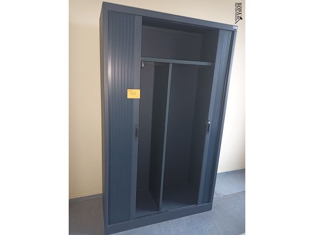 Lot 123 - hoge roldeurkast - afbeelding 1 van  3