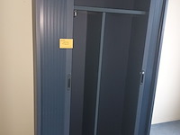 Lot 123 - hoge roldeurkast - afbeelding 1 van  3