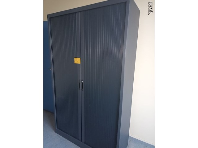 Lot 123 - hoge roldeurkast - afbeelding 2 van  3