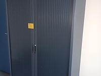 Lot 123 - hoge roldeurkast - afbeelding 2 van  3