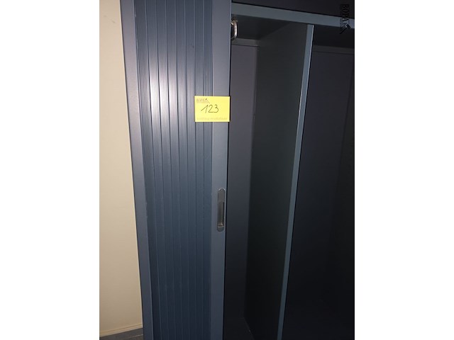 Lot 123 - hoge roldeurkast - afbeelding 3 van  3