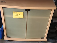 Lot 123 - kast met glazen deuren op wielen - afbeelding 1 van  3