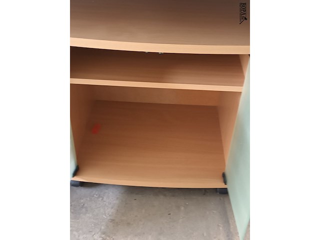 Lot 123 - kast met glazen deuren op wielen - afbeelding 2 van  3