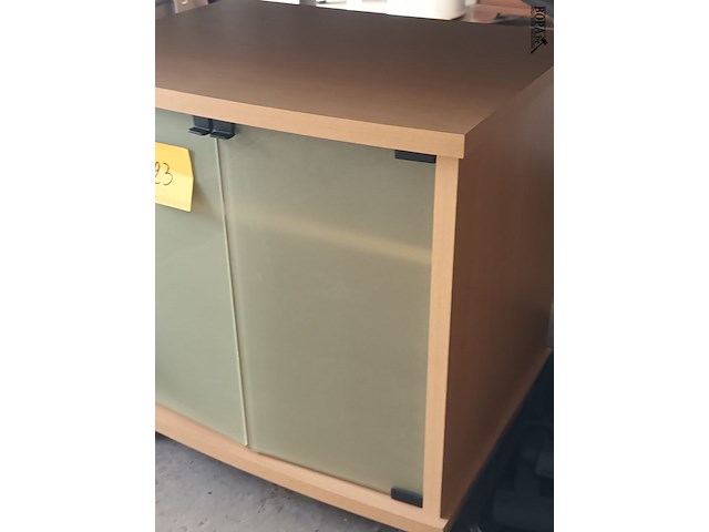 Lot 123 - kast met glazen deuren op wielen - afbeelding 3 van  3