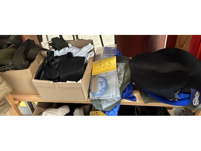 Lot 123 - lot legeraccessoires - afbeelding 1 van  8
