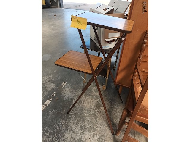 Lot 123 - retro statief voor projector - afbeelding 2 van  2