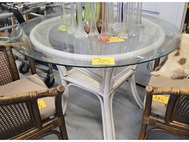 Lot 123 - rotan tuintafel met glazen blad diameter 110 cm - afbeelding 1 van  3