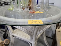 Lot 123 - rotan tuintafel met glazen blad diameter 110 cm - afbeelding 3 van  3
