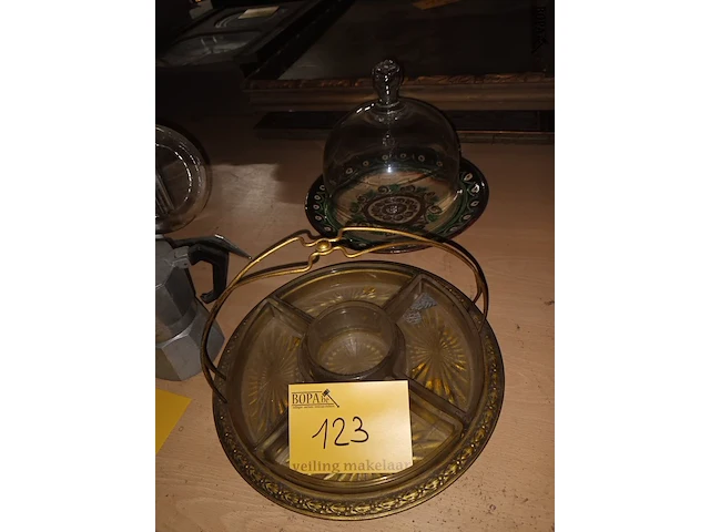 Lot 123 - serveerschaal en stolp - afbeelding 1 van  3