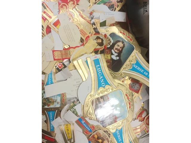 Lot 123 - sigarenbandjes. 1 doos - afbeelding 2 van  2