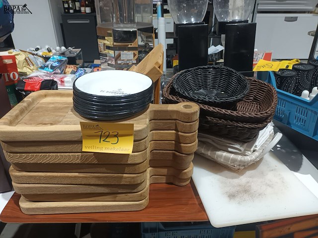Lot 123 - snijplanken, mandjes, bordjes - afbeelding 1 van  5