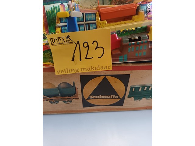 Lot 123 - technofix vintage racebaan - afbeelding 2 van  6