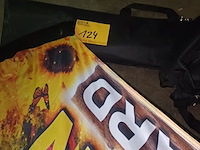 Lot 124 - beachvlag. 2 stuks - afbeelding 3 van  3