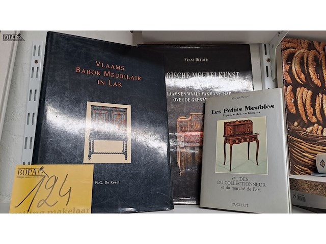 Lot 124 - boeken over meubelen 3 stuks - afbeelding 1 van  2