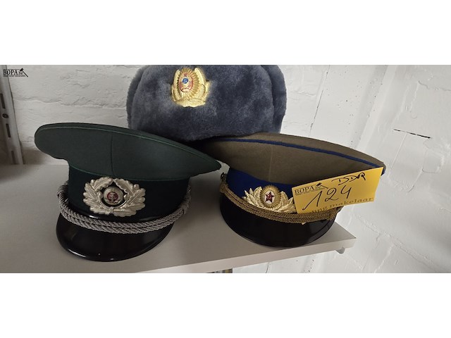 Lot 124 - ddr 2 kepies + 1 wintermuts - afbeelding 1 van  4