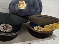 Lot 124 - ddr 2 kepies + 1 wintermuts - afbeelding 1 van  4