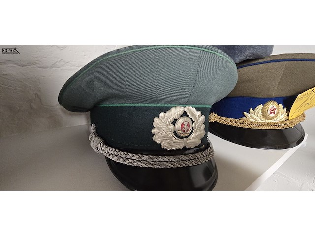 Lot 124 - ddr 2 kepies + 1 wintermuts - afbeelding 2 van  4